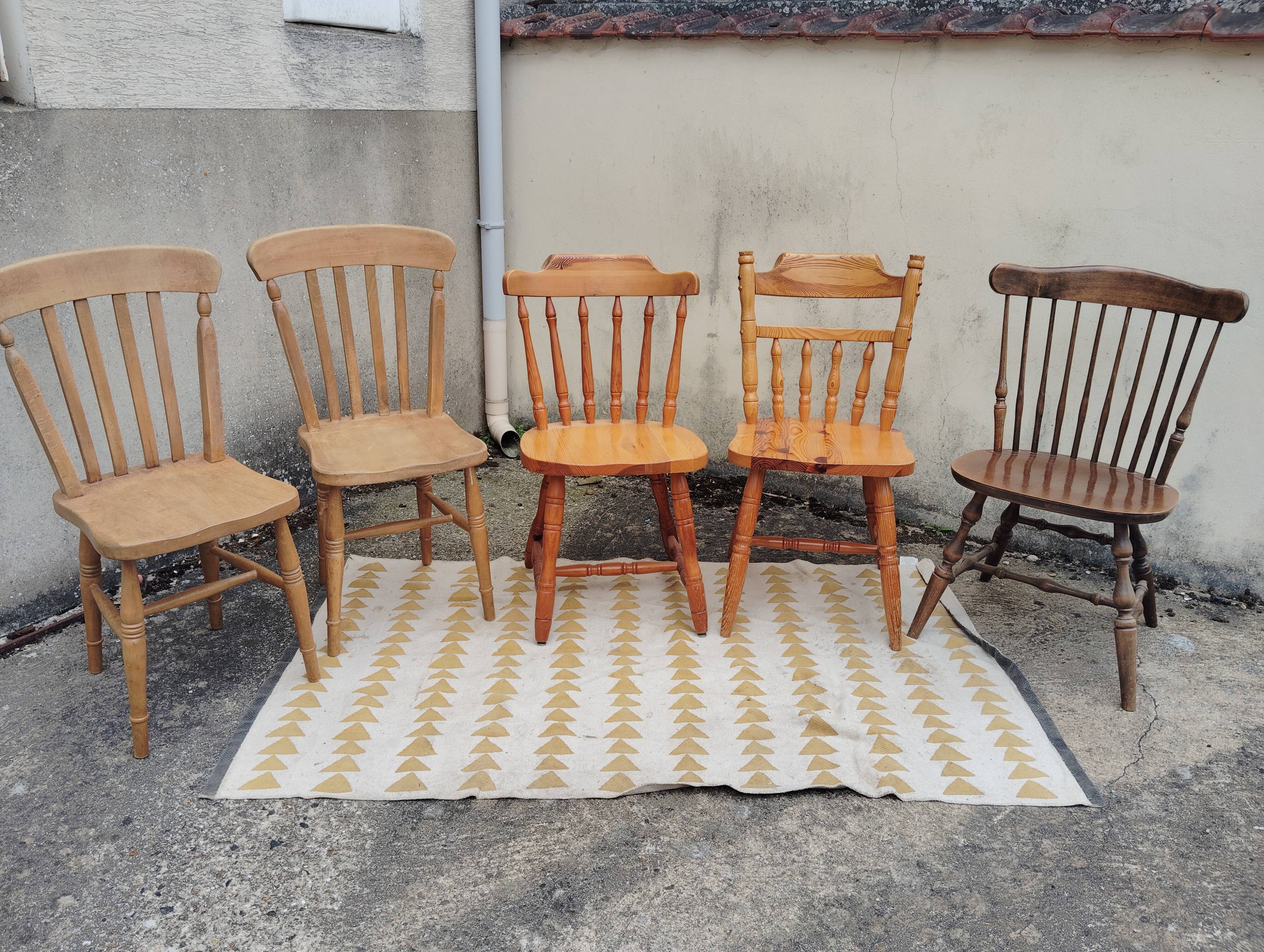 Set of 5 mismatched Windsor/Western chairs.
