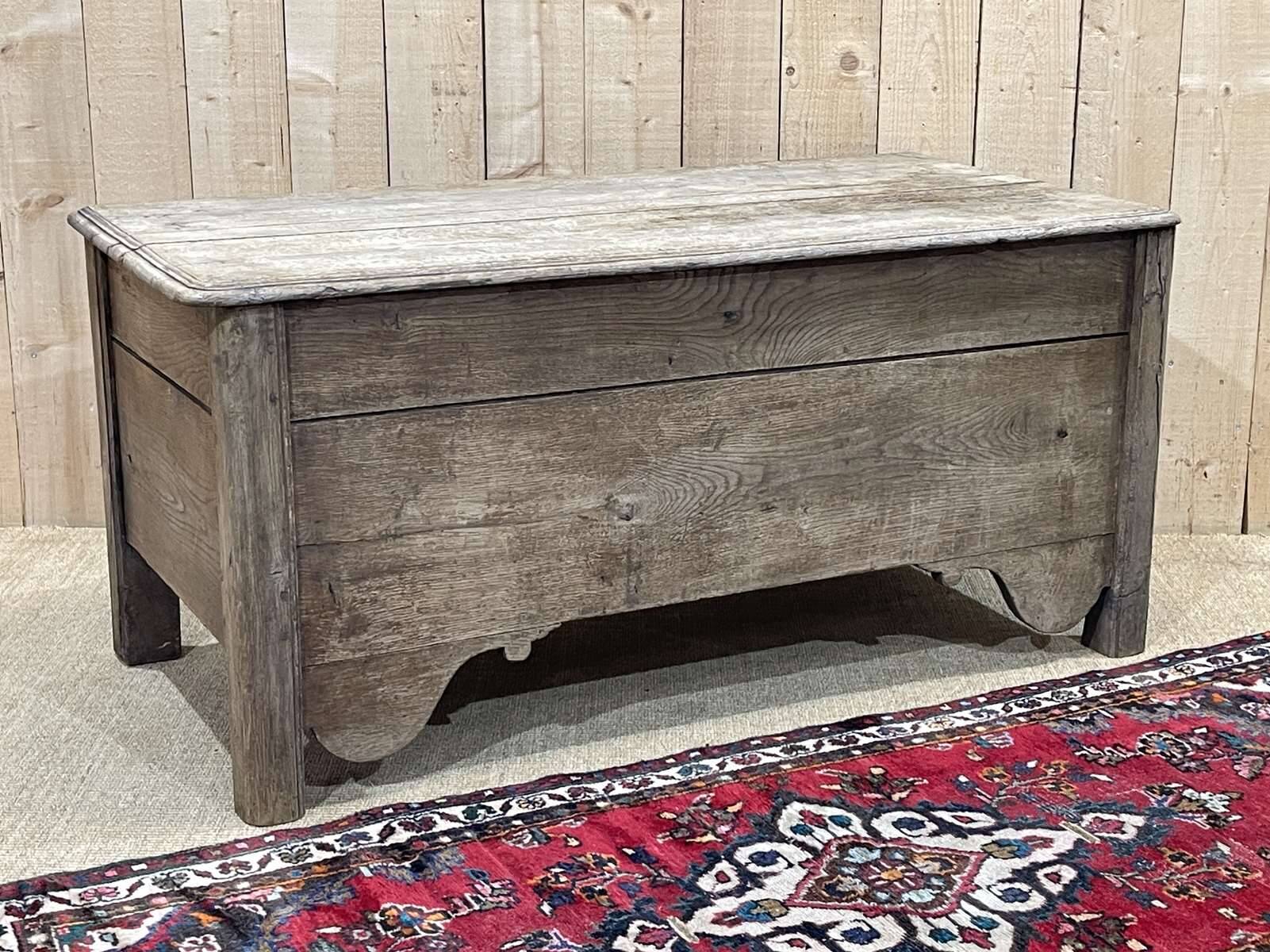 Banc coffre du  18ème en chêne brut - L=1m32, P=65cm, H=62cm.