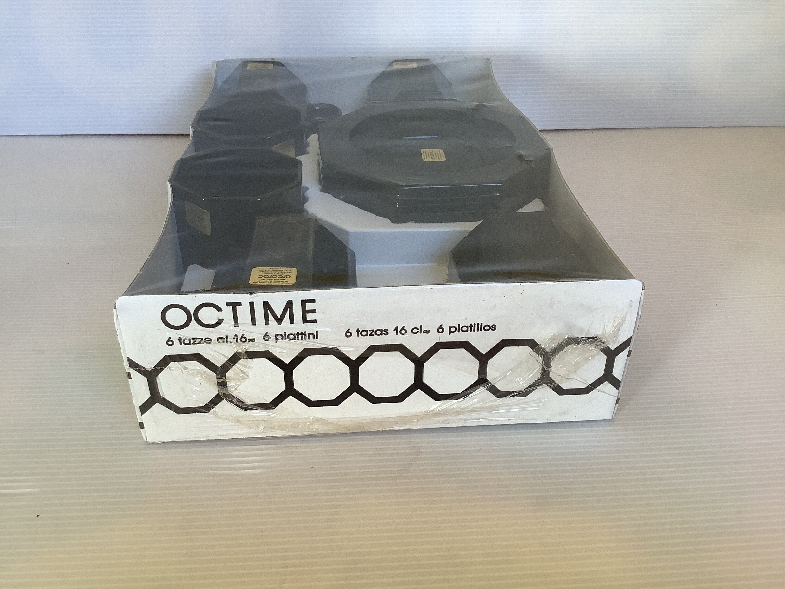 6 tasses et 6 sous tasses noires octime arcoroc