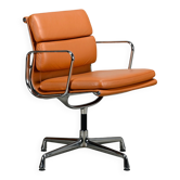 Chaises EA208 Soft Pad de Charles et Ray Eames en chrome et cuir cognac, Vitra