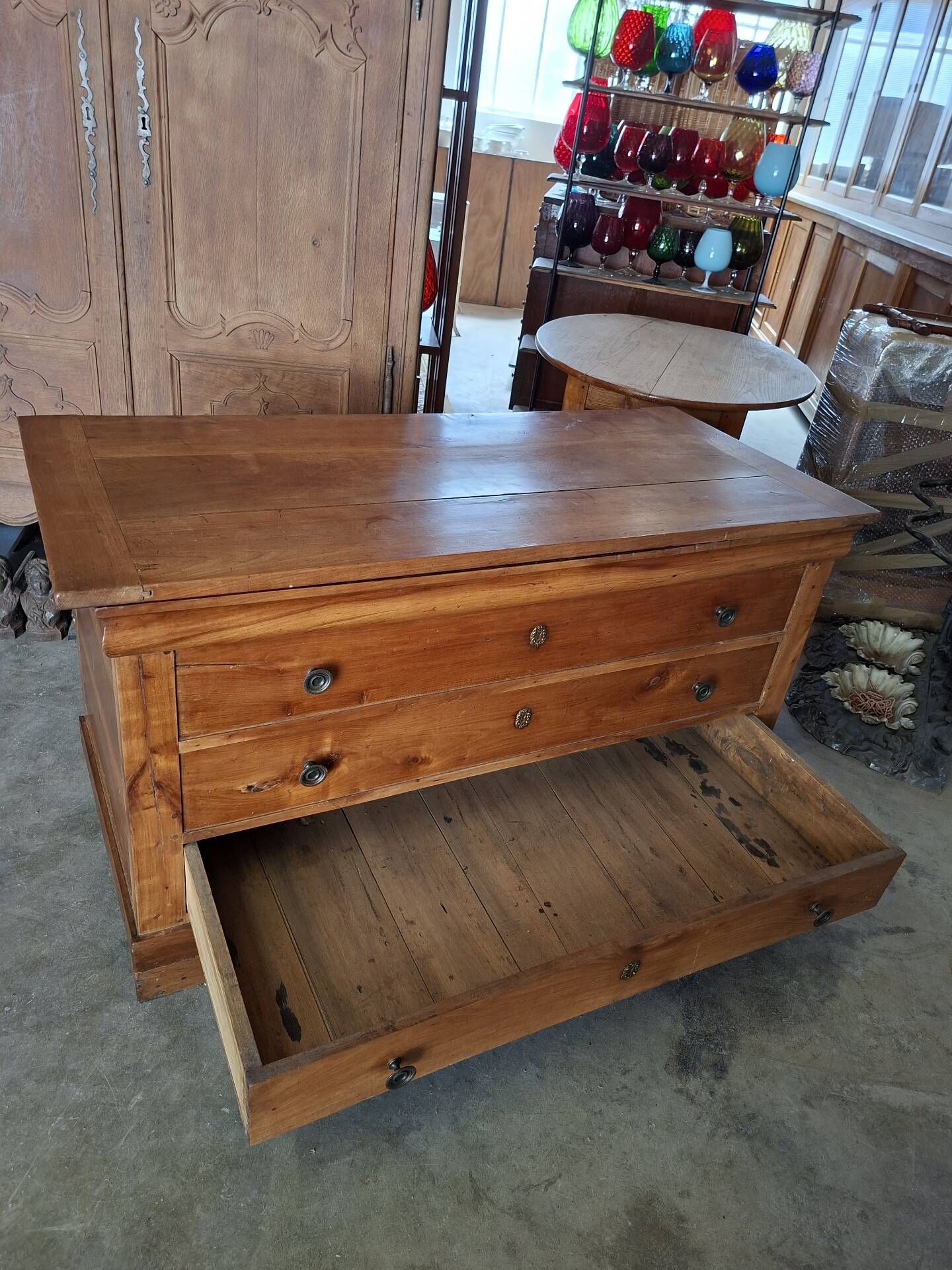 Louis Philippe 19th-century chest of drawers in solid walnut.