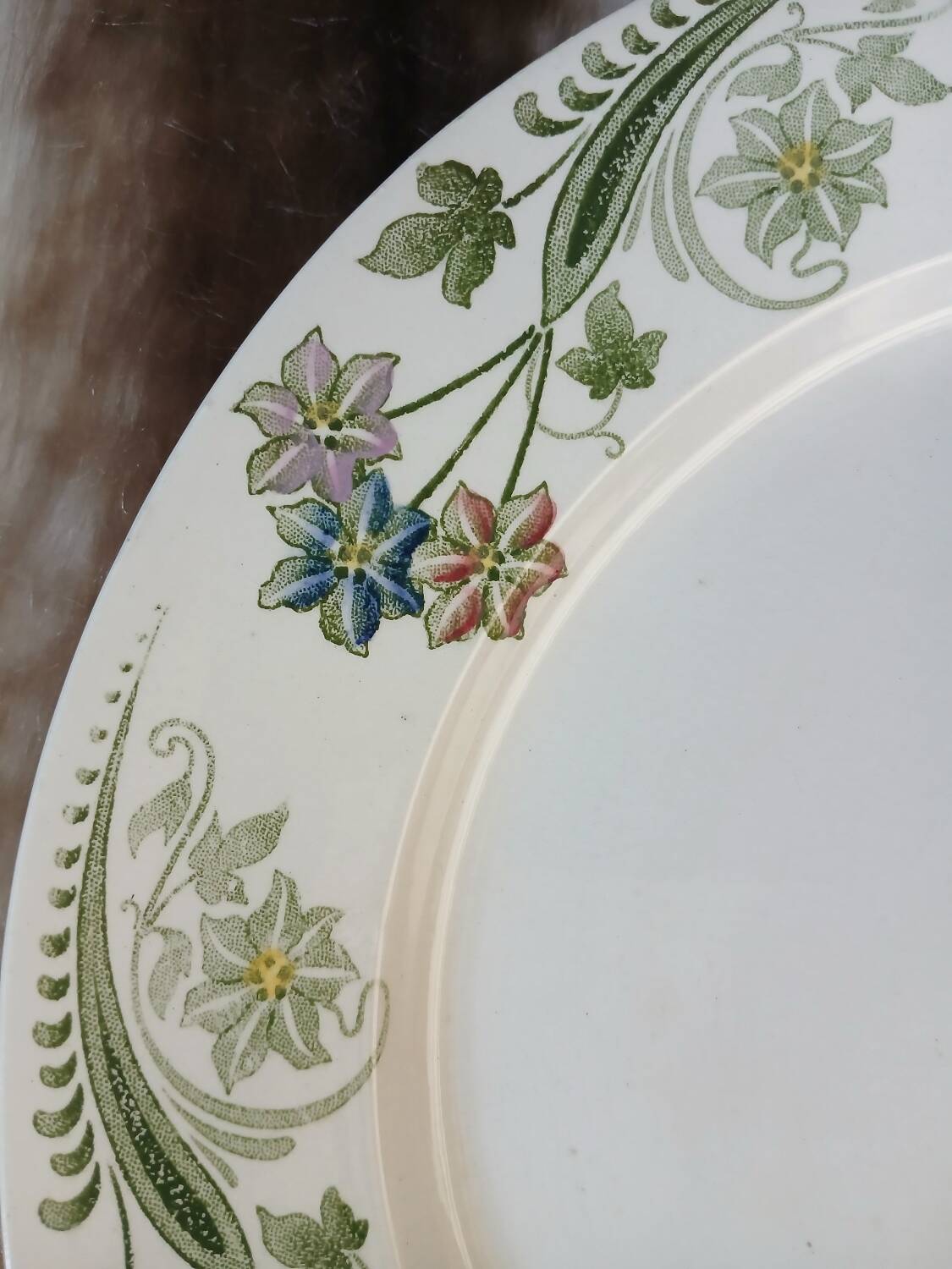 23 assiettes + plat anciens U&C Sarreguemines
