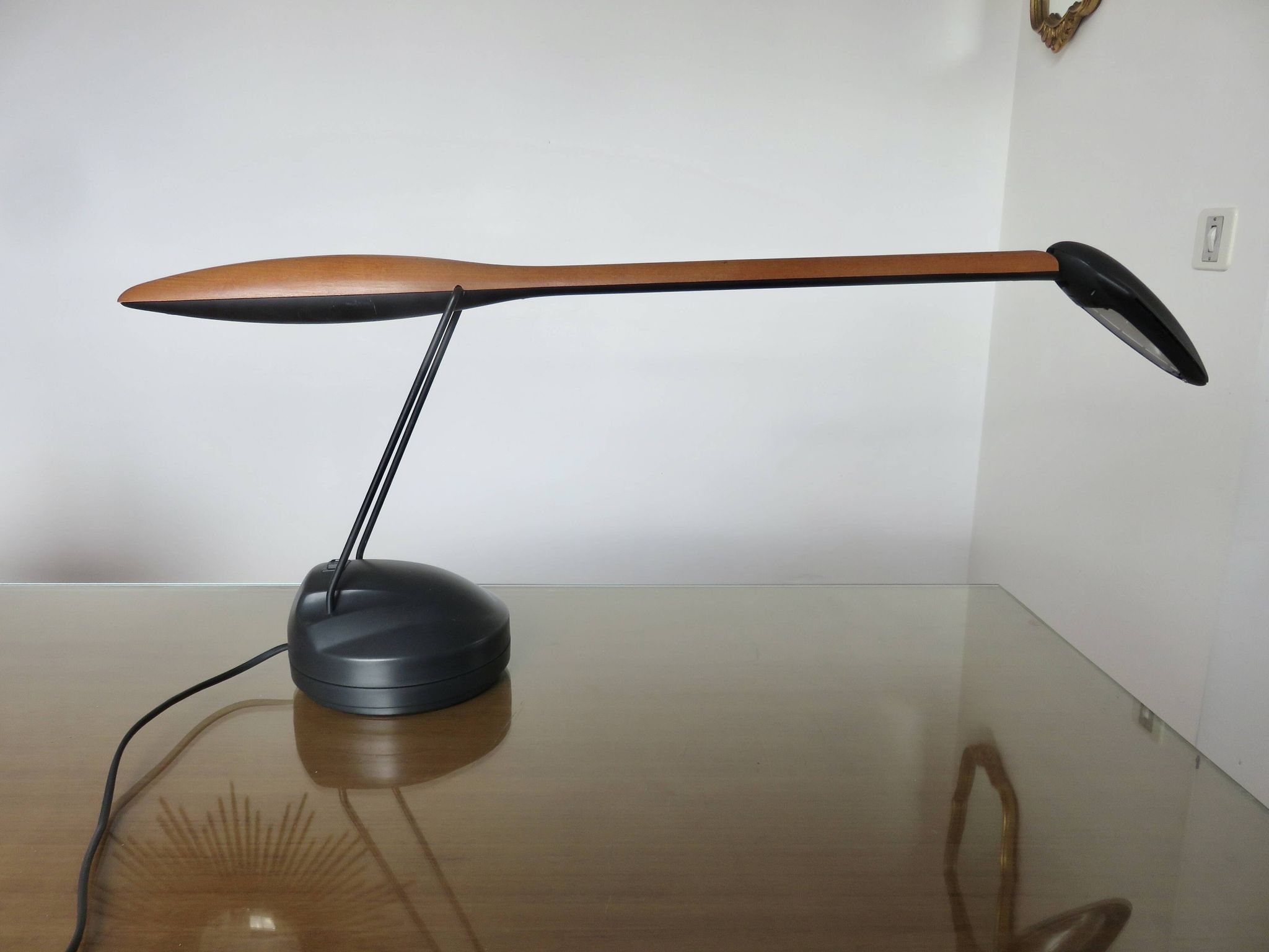 Lampe de bureau zoomorphe en merisier et polycarbonate