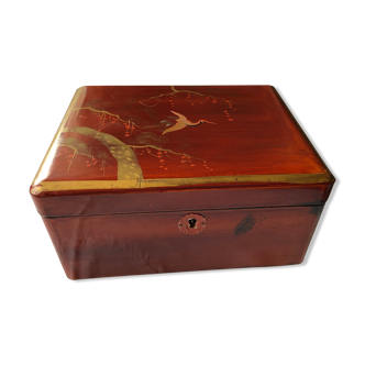 Lacquered wooden box