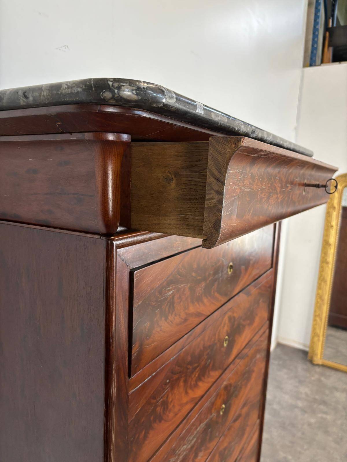 Chiffonier Louis Philippe en acajou flammé