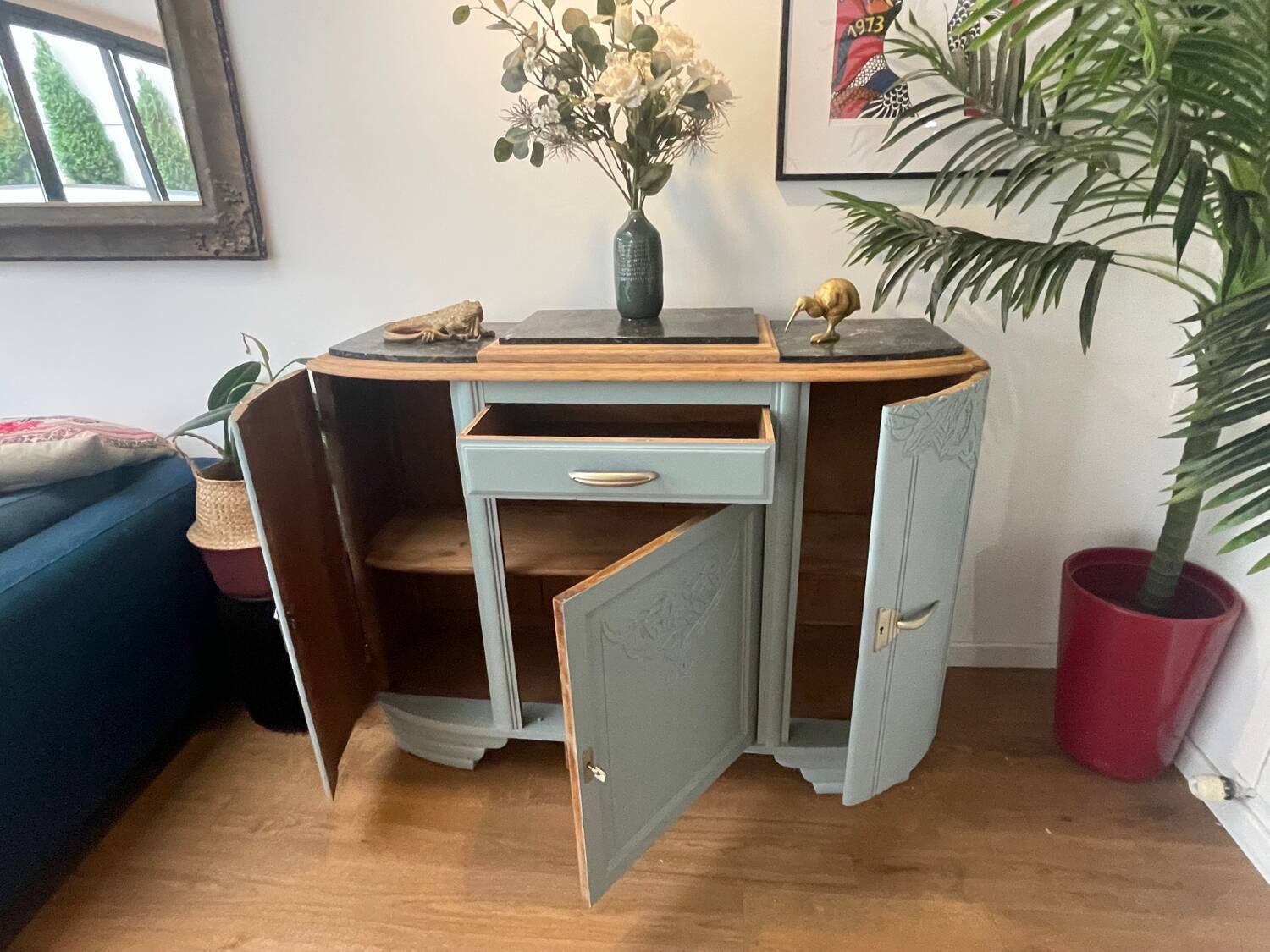 Buffet art déco (années 1920/1930) relooké vert sauge clair avec ses 3 plateaux en marbre et poignées d’origine