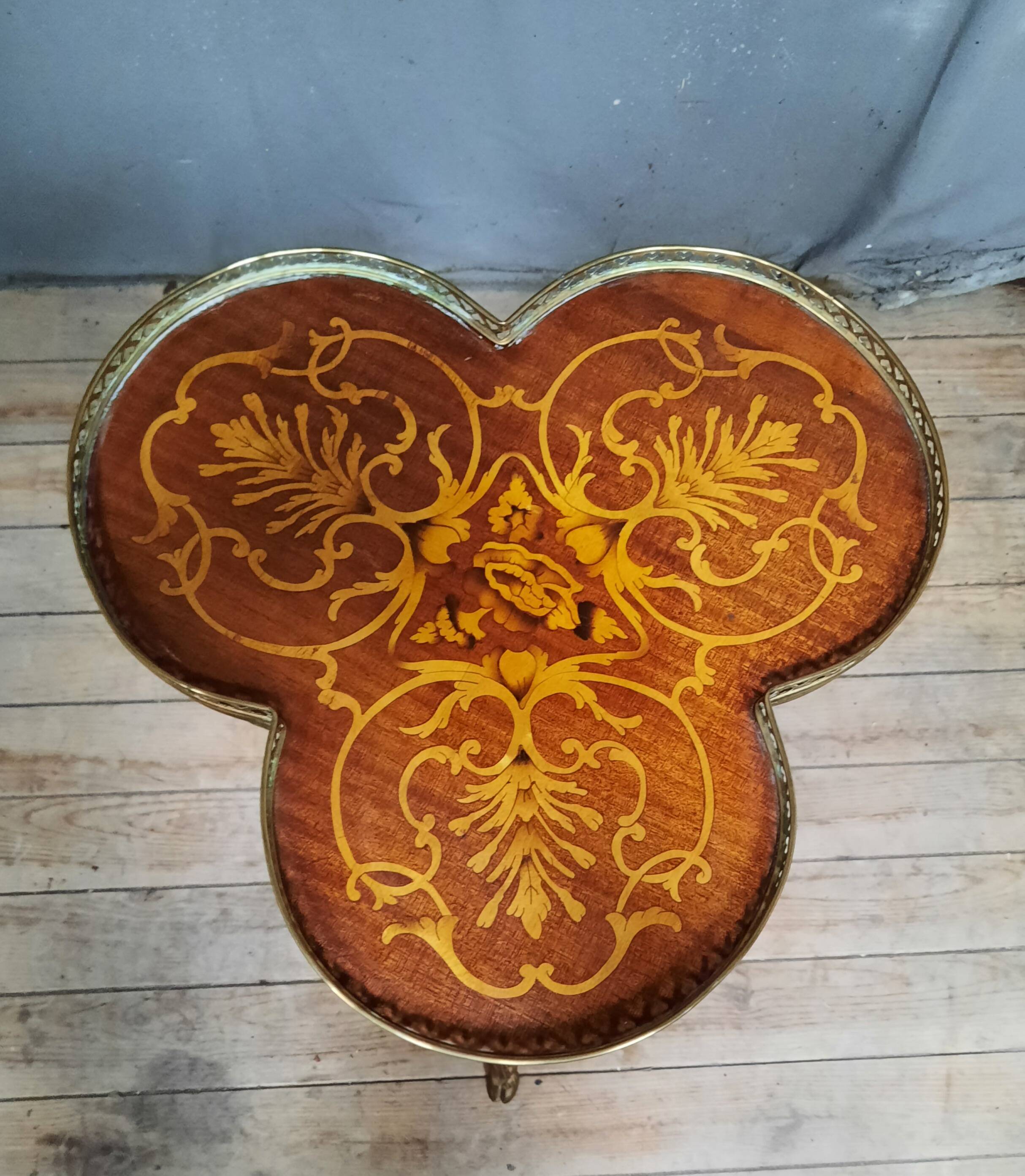 Trilobee marquetry table