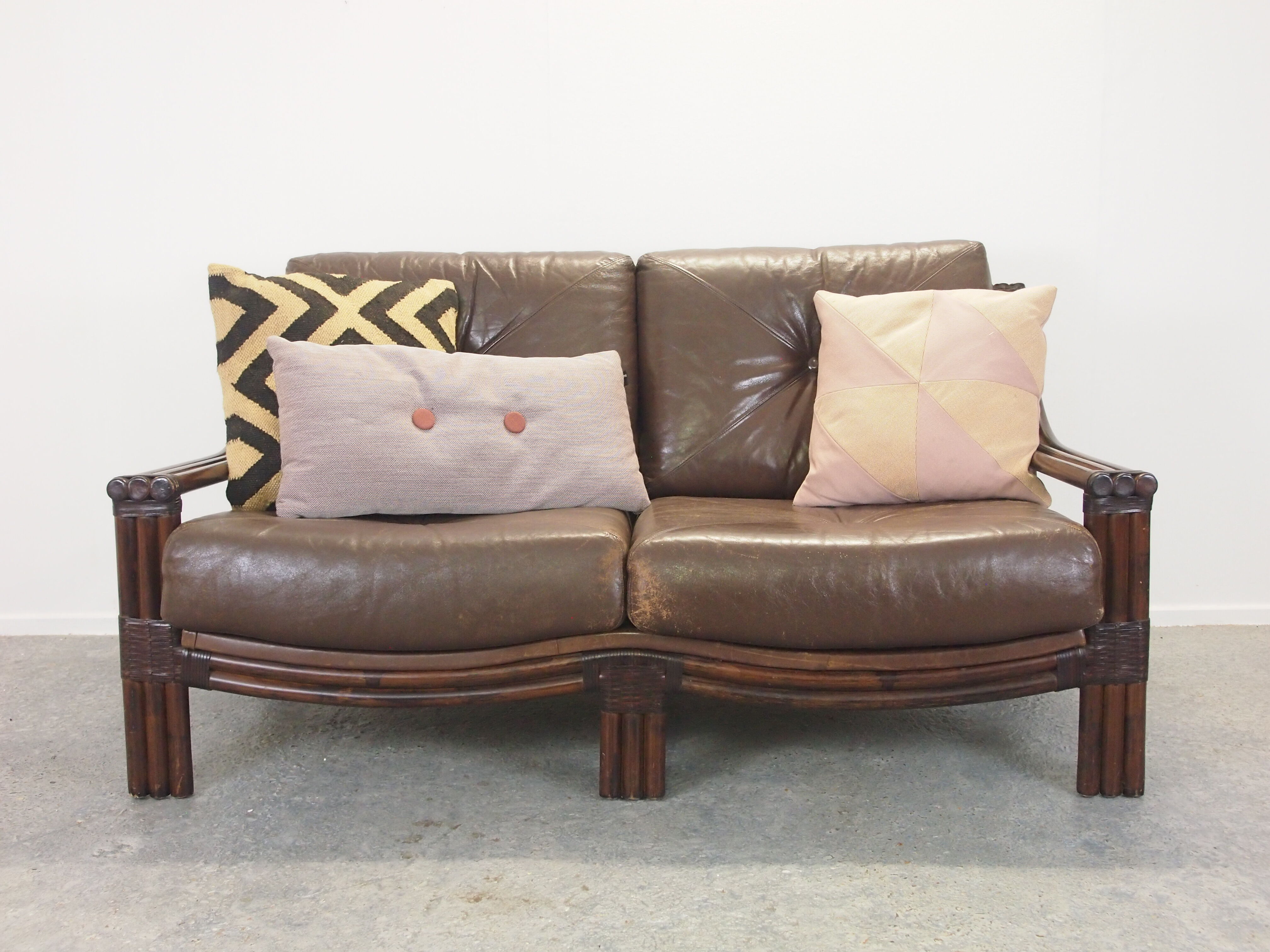 Canapé boho 2 places vintage du milieu du siècle avec coussins en cuir