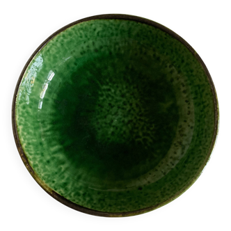 Plat creux Aegitna sur talon en terre vernissée verte