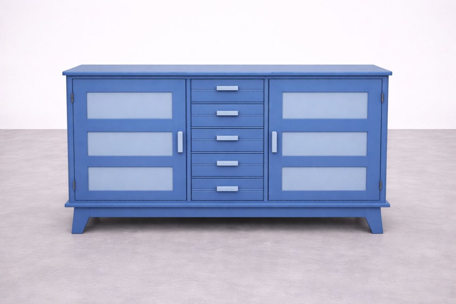 Buffet bas en bois peint bleu avec portes et tiroirs