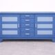 Buffet bas en bois peint bleu avec portes et tiroirs