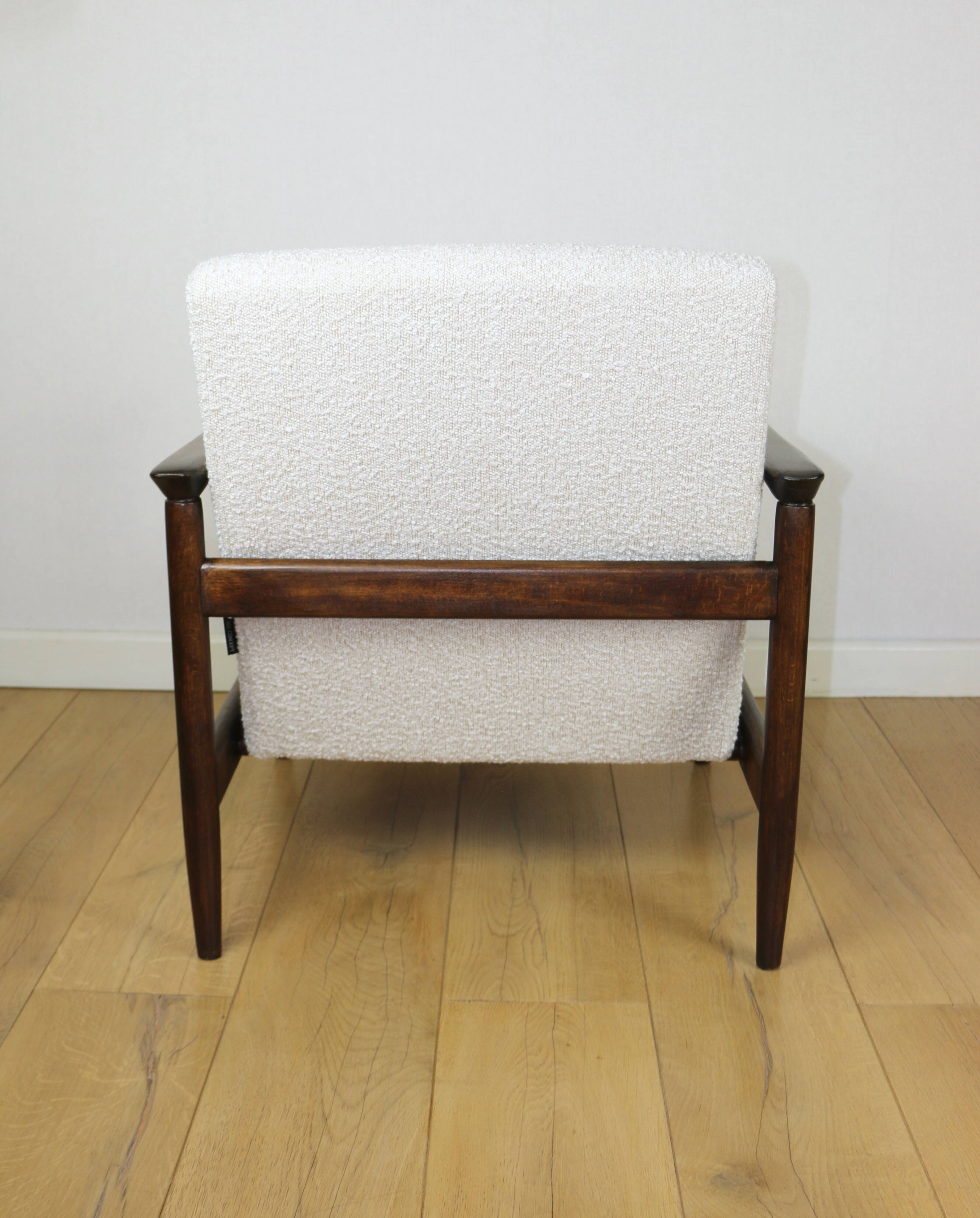 Fauteuil GFM-142, design Edmund Homa des années 70, boucle blanc ivoire - 2 pièces disponibles - bois foncé