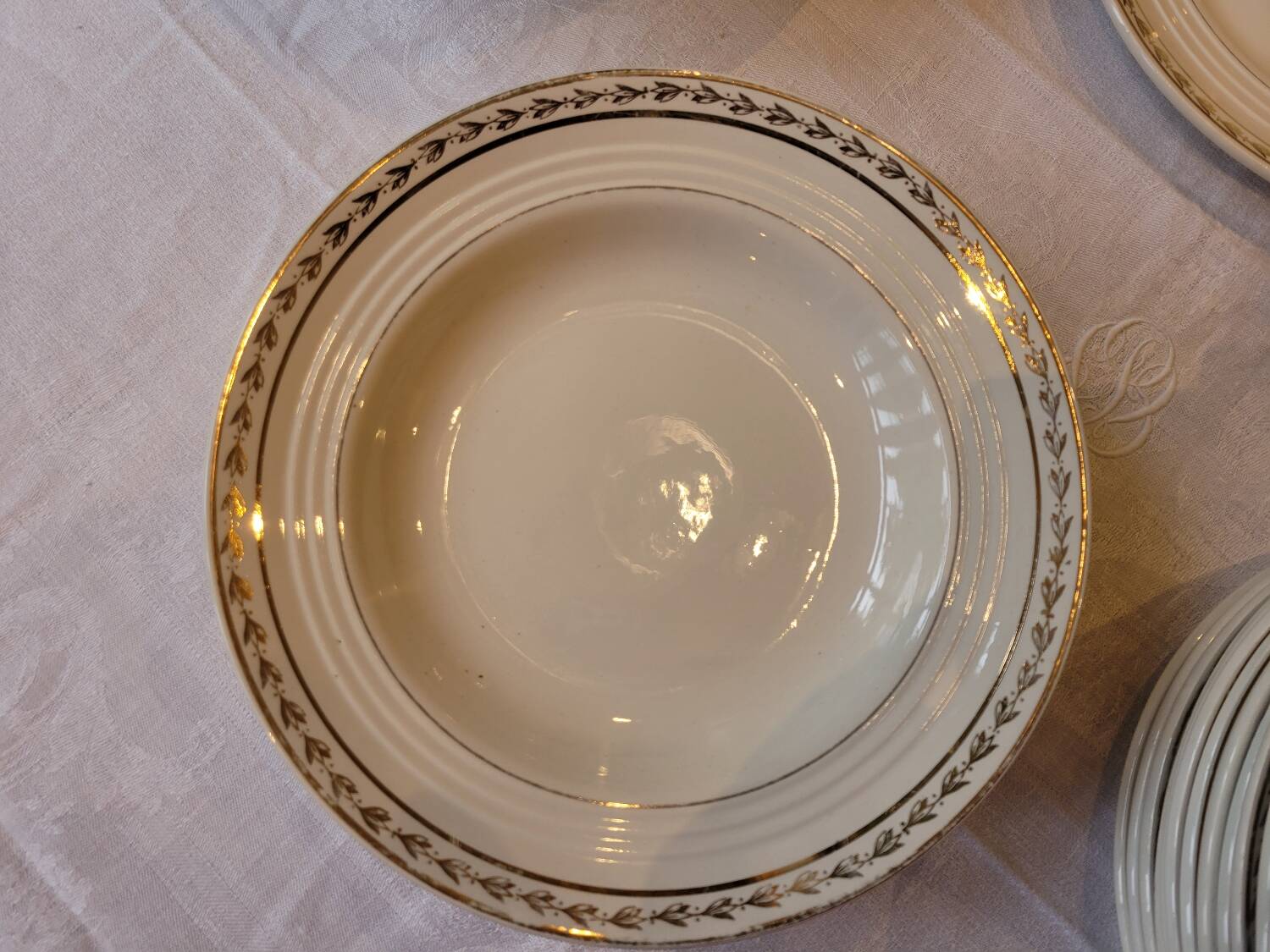 Table service in opaque porcelain with gold leaf.