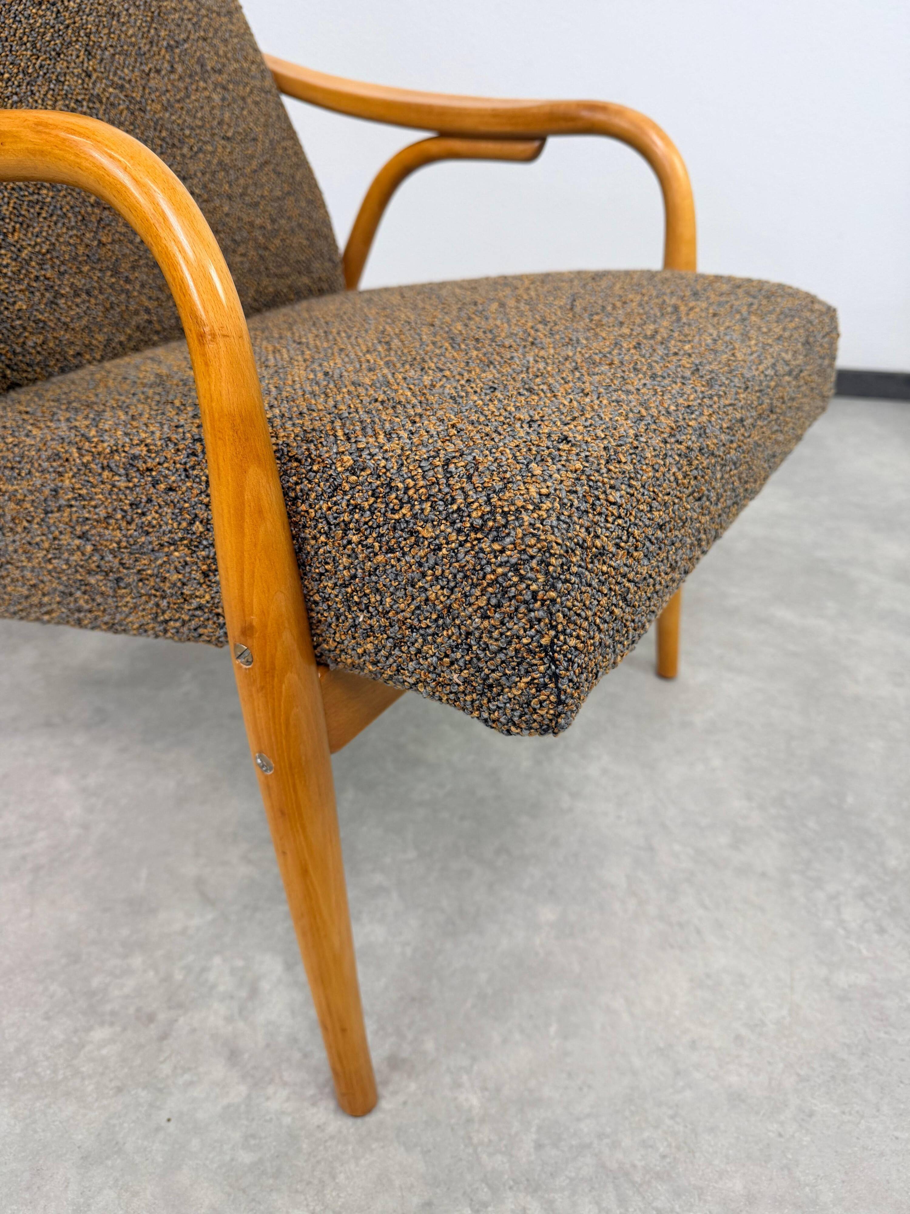Mid-century modern armchairs Ton 947 by Antonín Šuman
