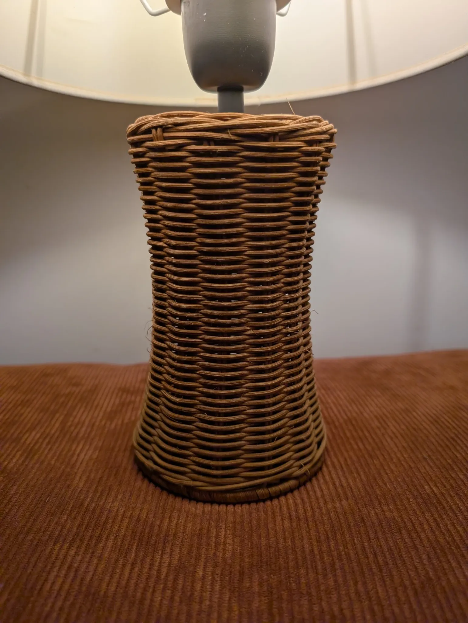 Vintage table lamp in woven rattan, honey colour & beige lampshade –
