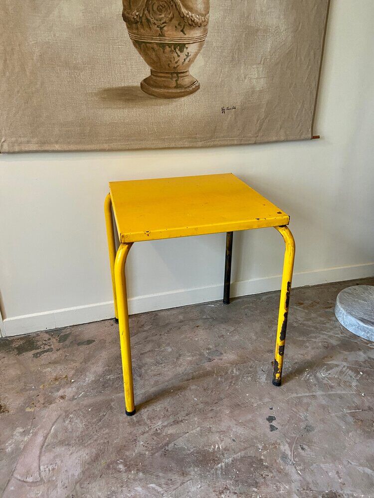 Yellow metal table ☐ 60 x 60 cm