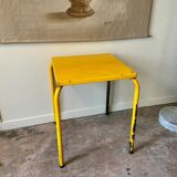 Yellow metal table ☐ 60 x 60 cm