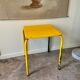 Table en métal jaune