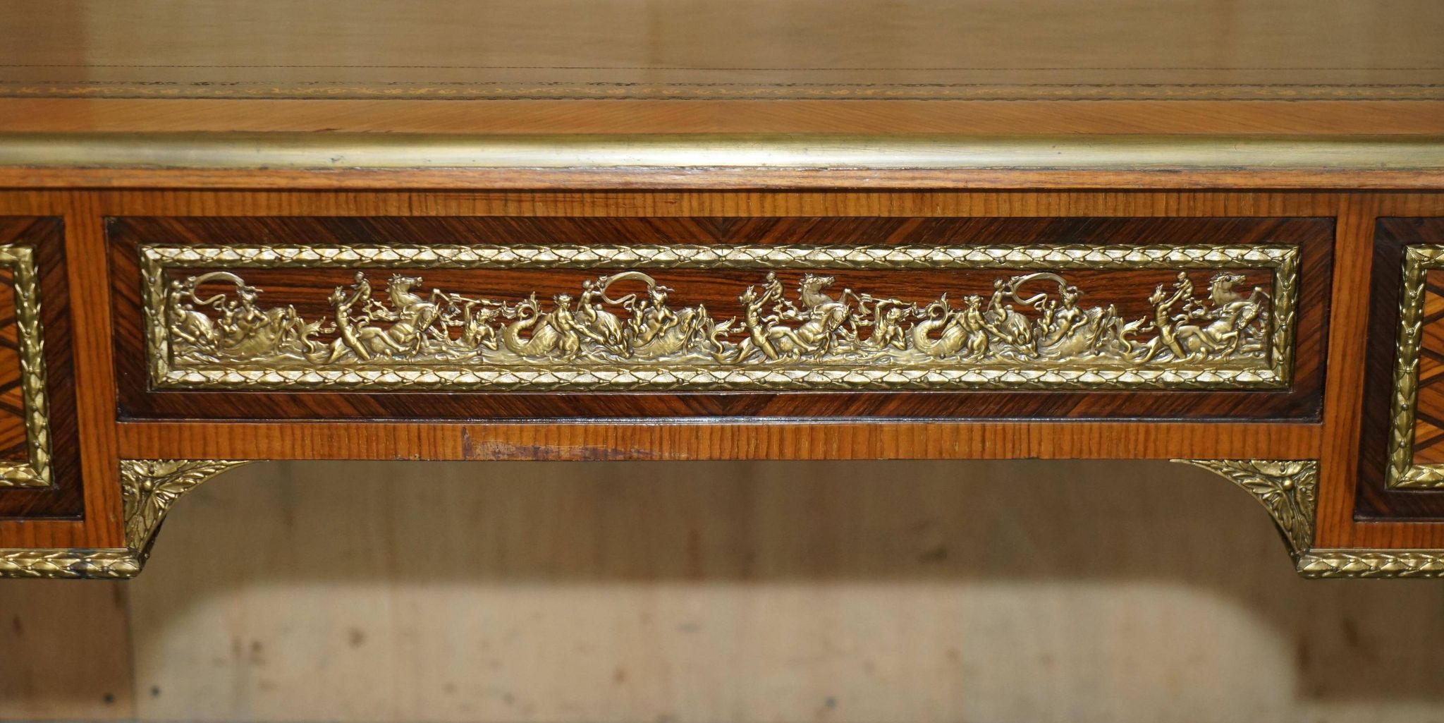 Bureau Plat Restauré Louis XVI Orné d'Ormolu Fin XIXe Siècle
