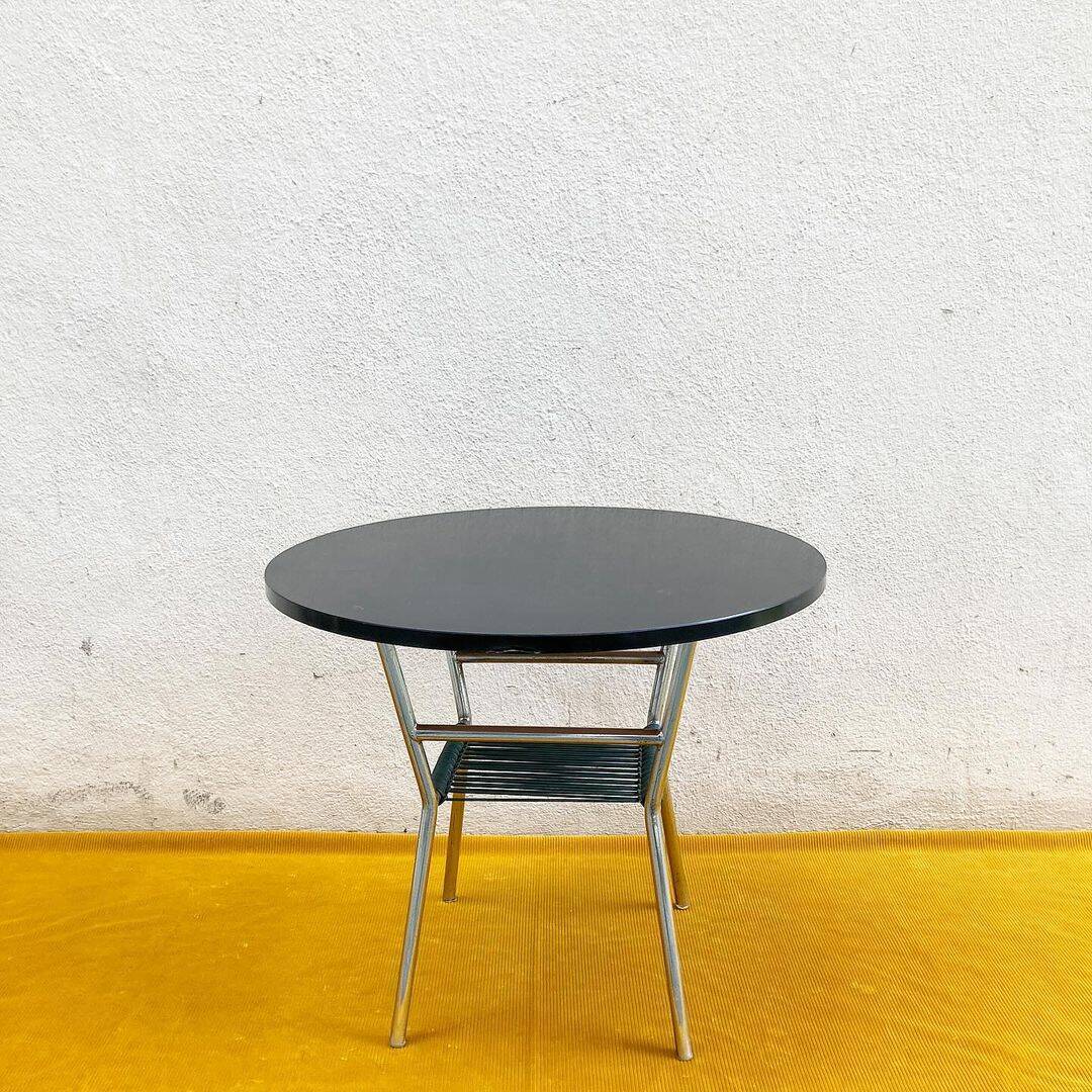 Table basse ronde avec plateau noir et étagère porte-revues en scoubidou vert foncé
