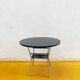 Table basse ronde avec plateau noir et étagère porte-revues en scoubidou vert foncé