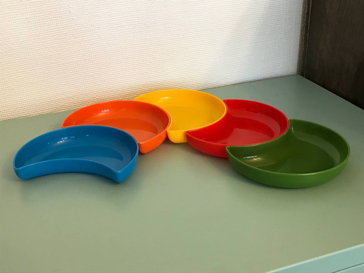 Servant vintage aperitif tray flower shape