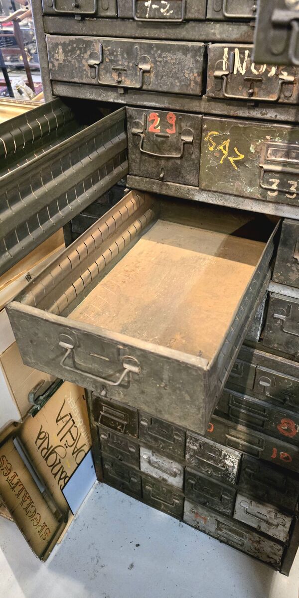 Etabli militaire - Deux servantes de mécanicien militaires en métal