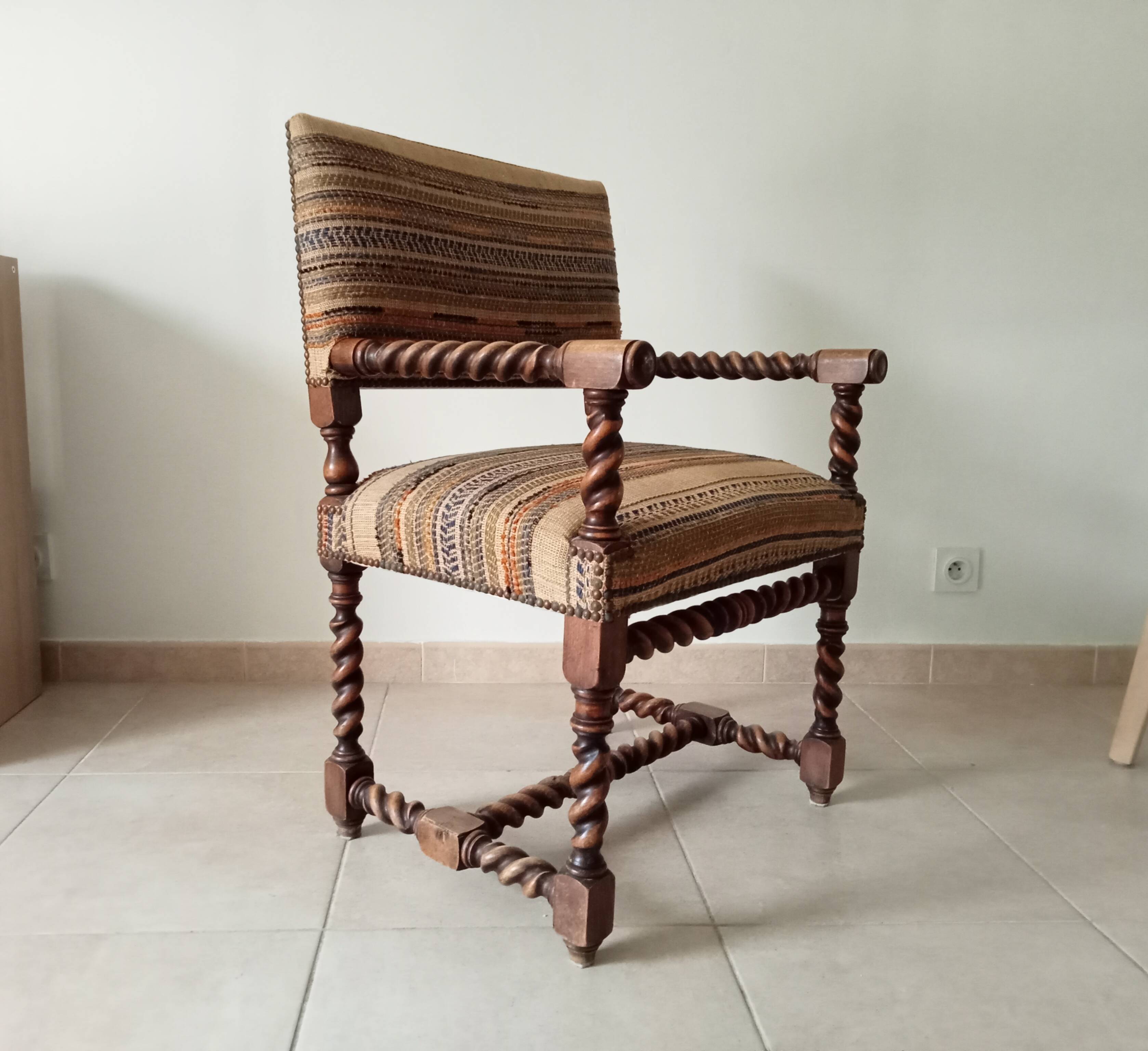 Ancien fauteuil "caqueteuse" de style Louis XIII