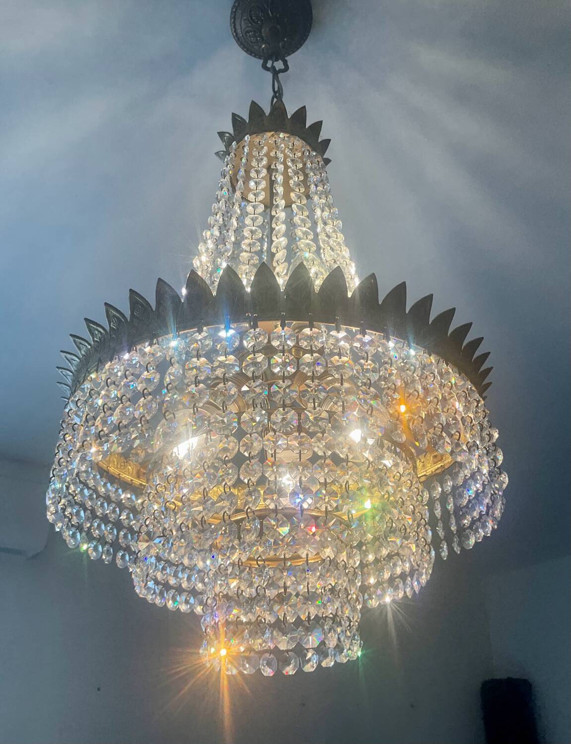 Hot air balloon chandelier in brass and crystal pendants