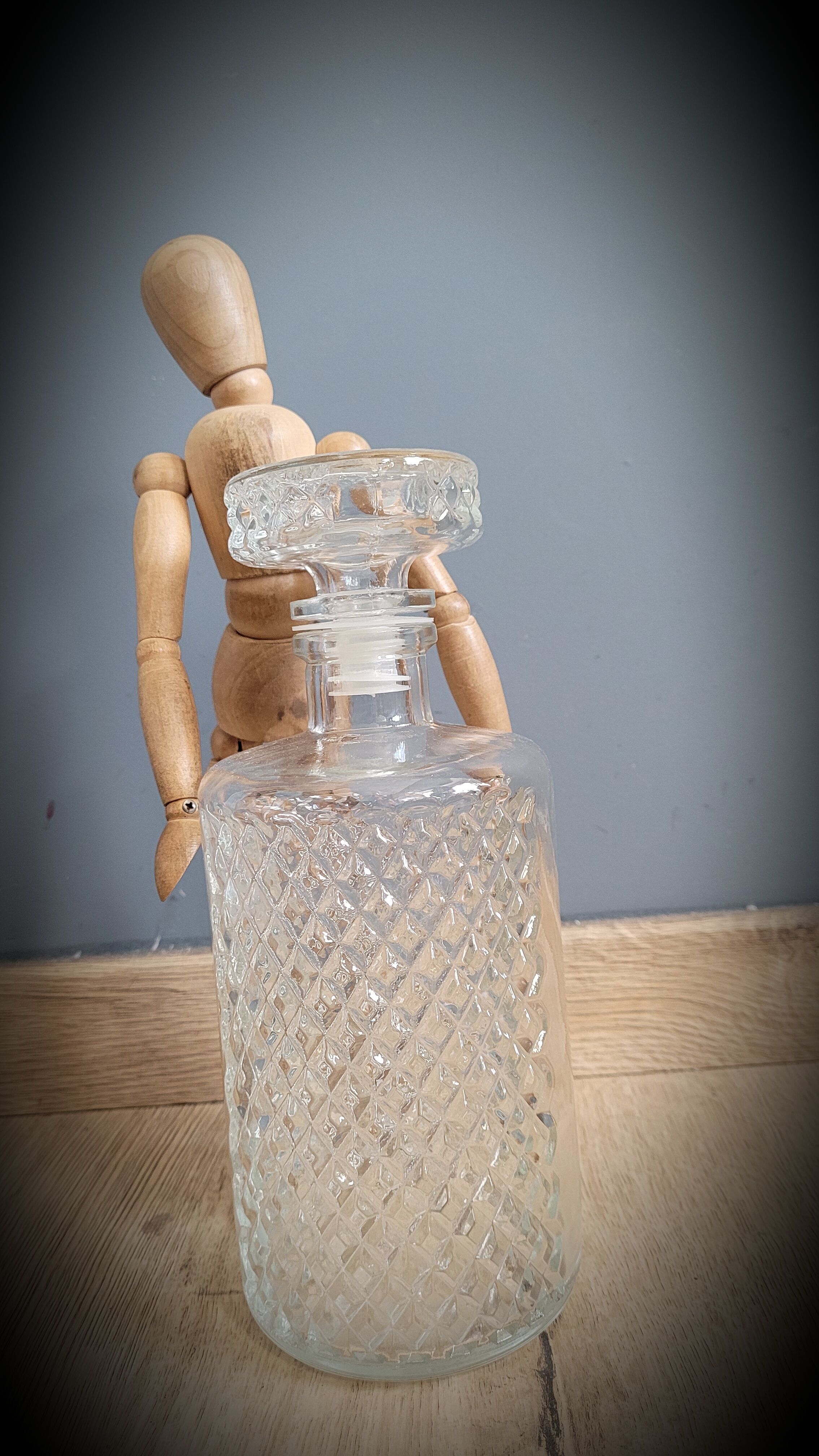 Chiseled round carafe