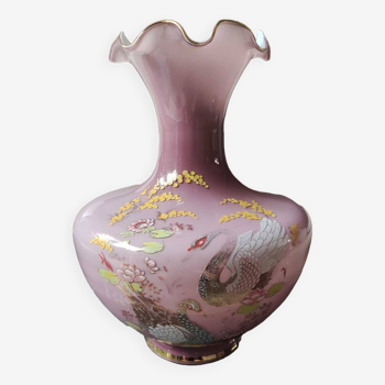 Vase opaline Japonisant tons vieux rose. Décor cygnes et motifs floraux polychromes.