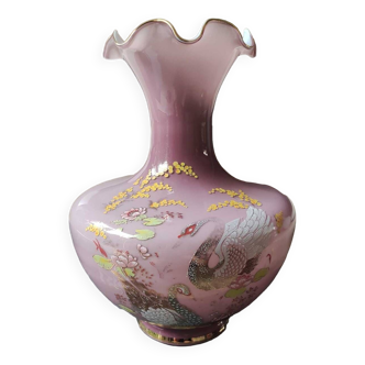Vase opaline Japonisant tons vieux rose. Décor cygnes et motifs floraux polychromes.