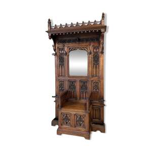 Vestiaire de style néo-gothique