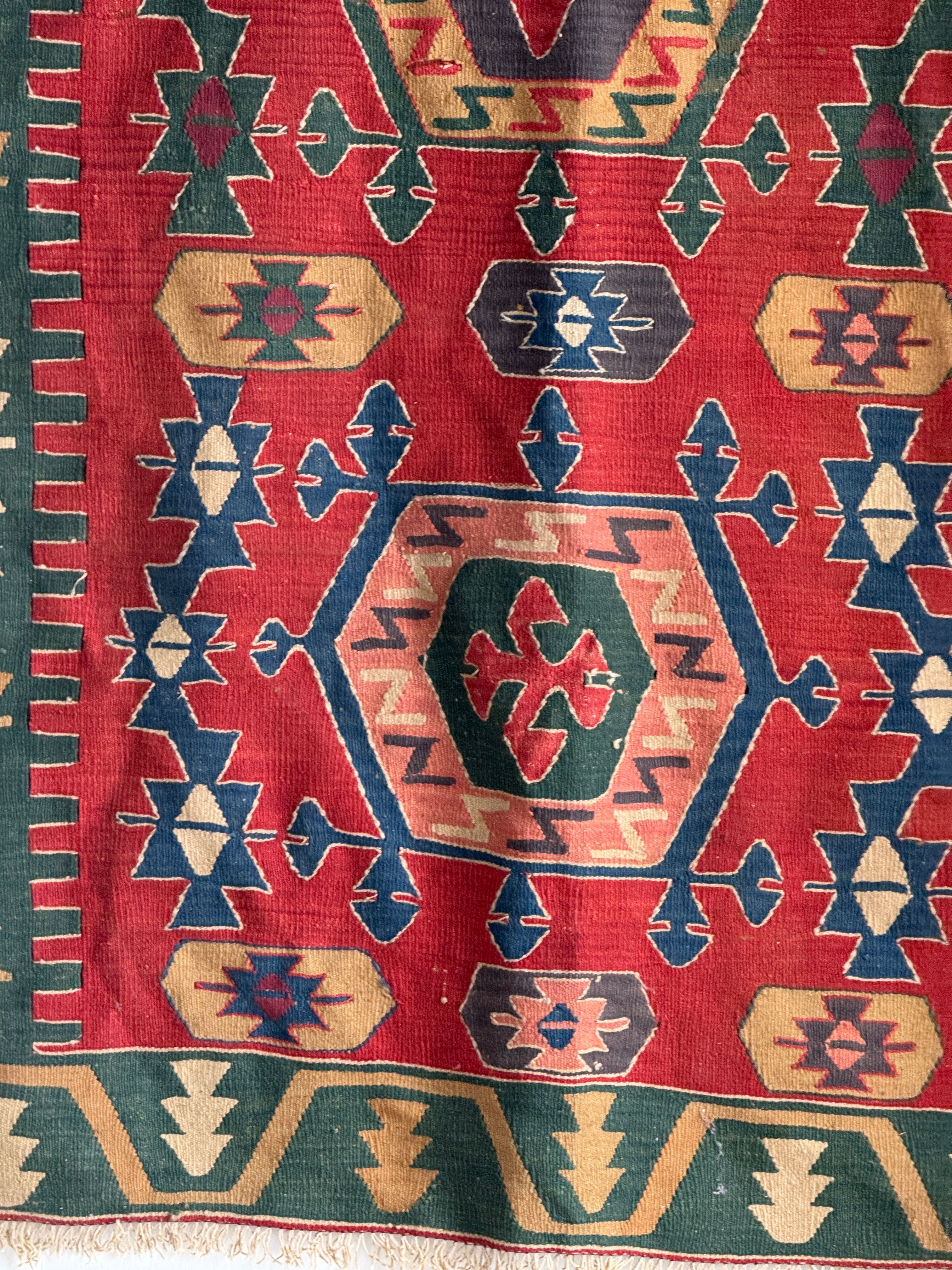 Large Turkish rug with a dominant red colour 231x170.