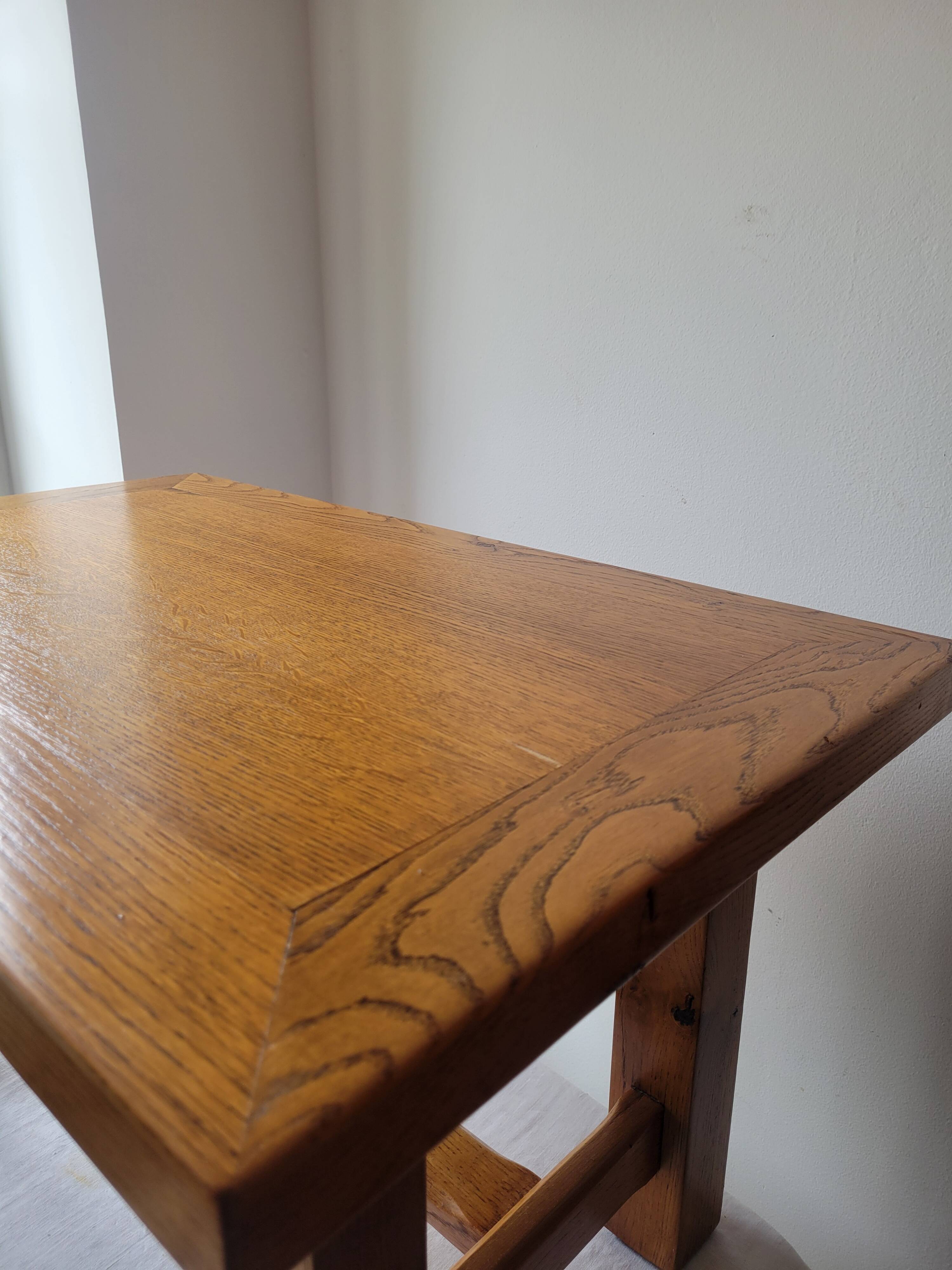 Table basse brutaliste en chêne clair