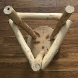 Tabouret tripode en sapin