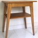 Guéridon pieds compas 1950 en bois clair, desserte, table d'appoint