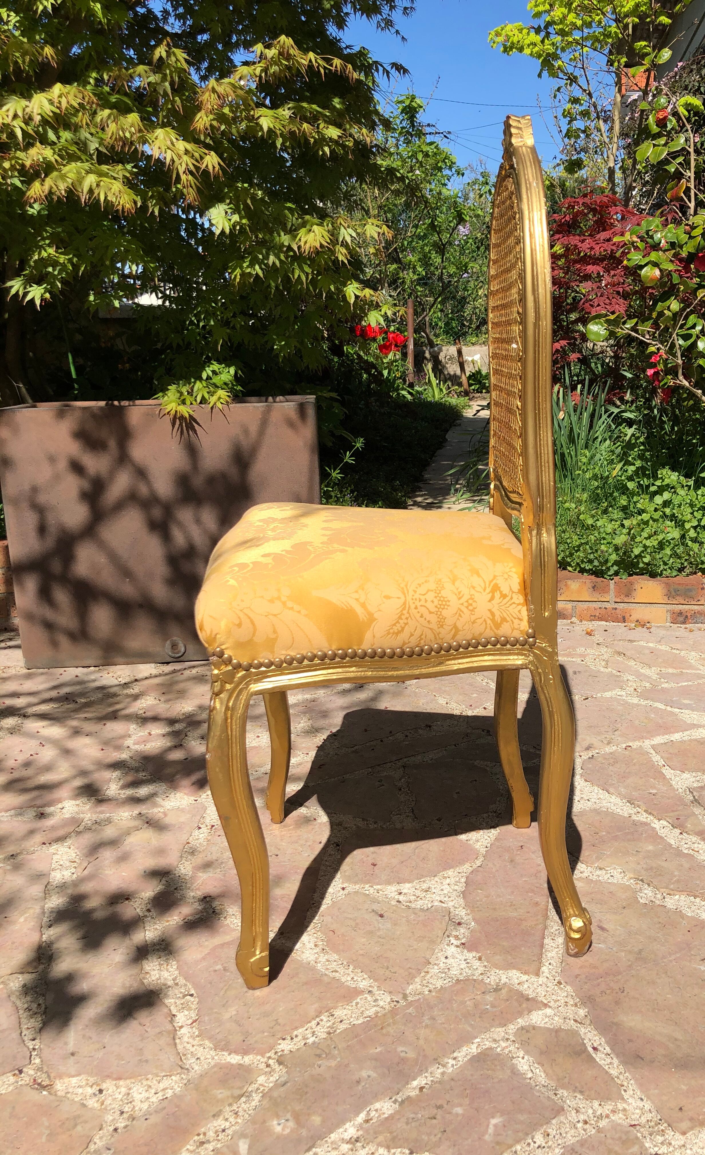 Chaise en bois doré