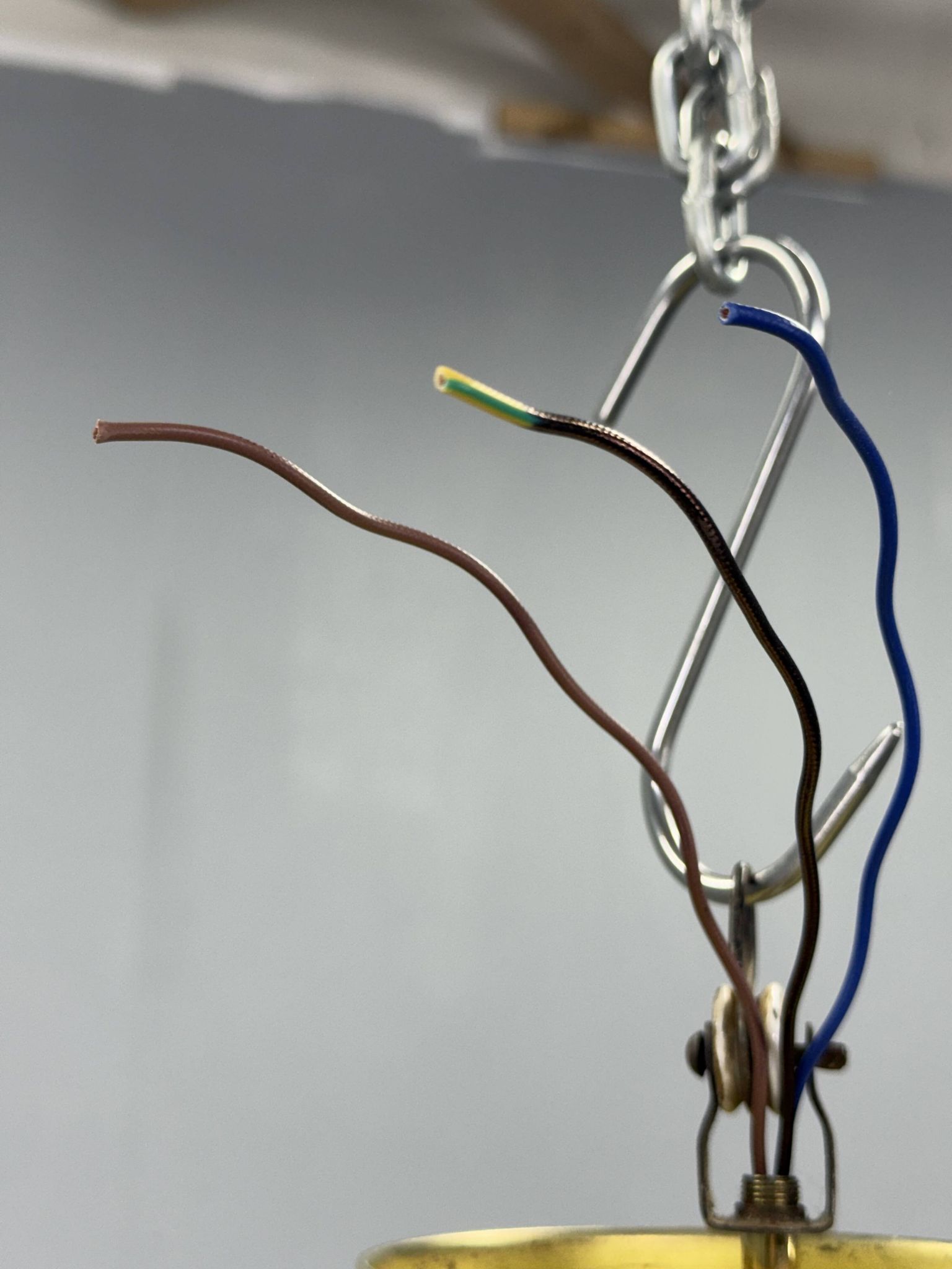 Chandelier en laiton et verre opalin Art Déco, années 1930