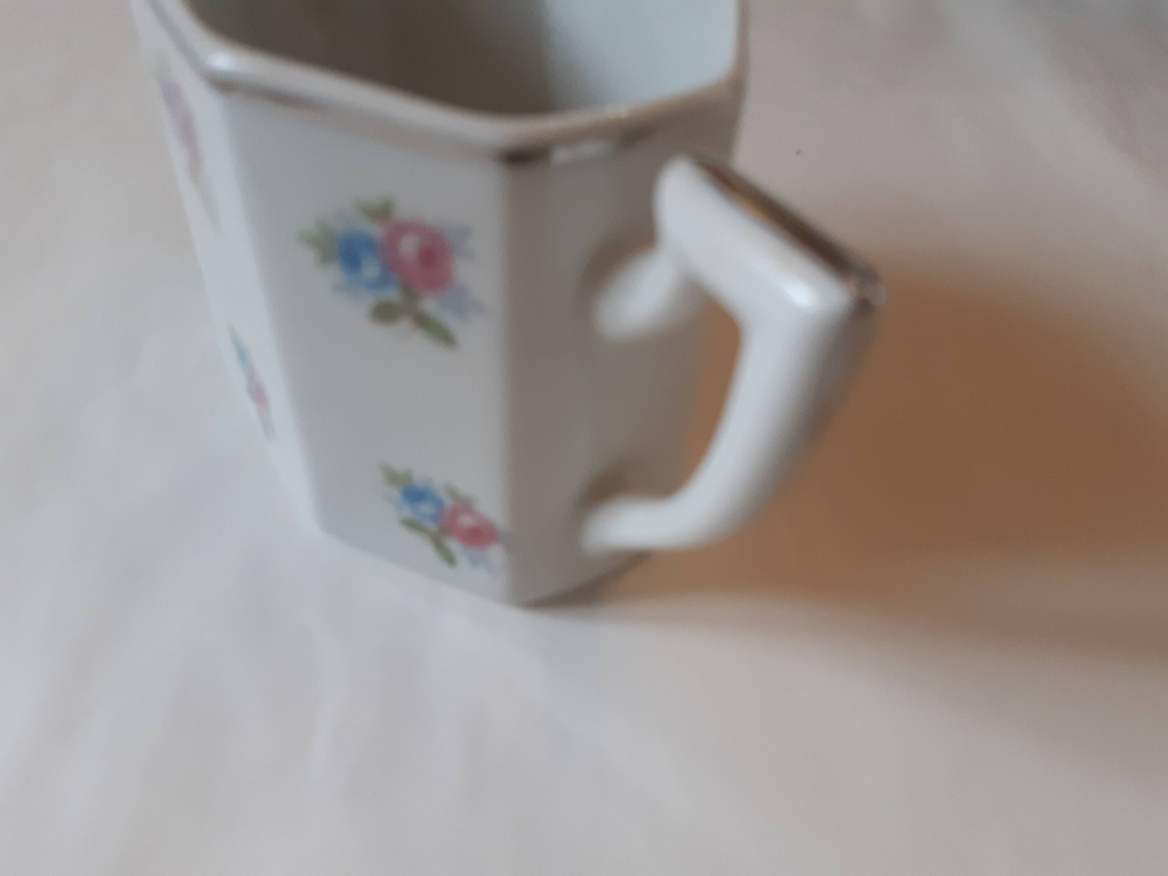 Pot à lait vintage au décor rose et bleu en porcelaine de Limoges signé.