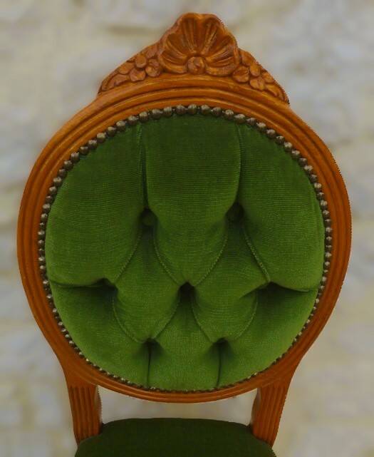 Chaise médaillon ancienne chic de style avec tissus velours vert et clous