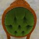 Chaise médaillon ancienne chic de style avec tissus velours vert et clous