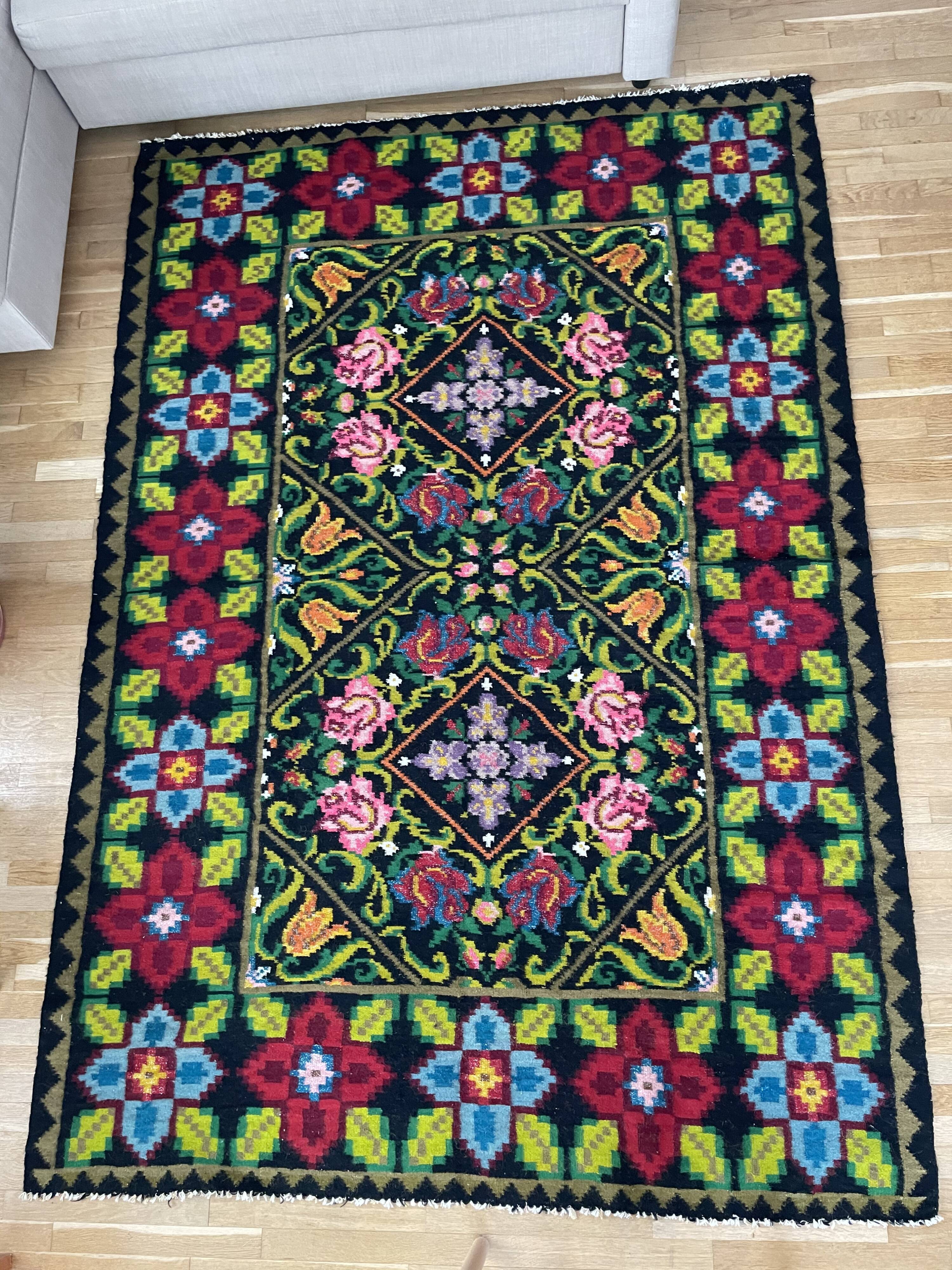 Oltenian floral rug, handwoven in wool, Romania