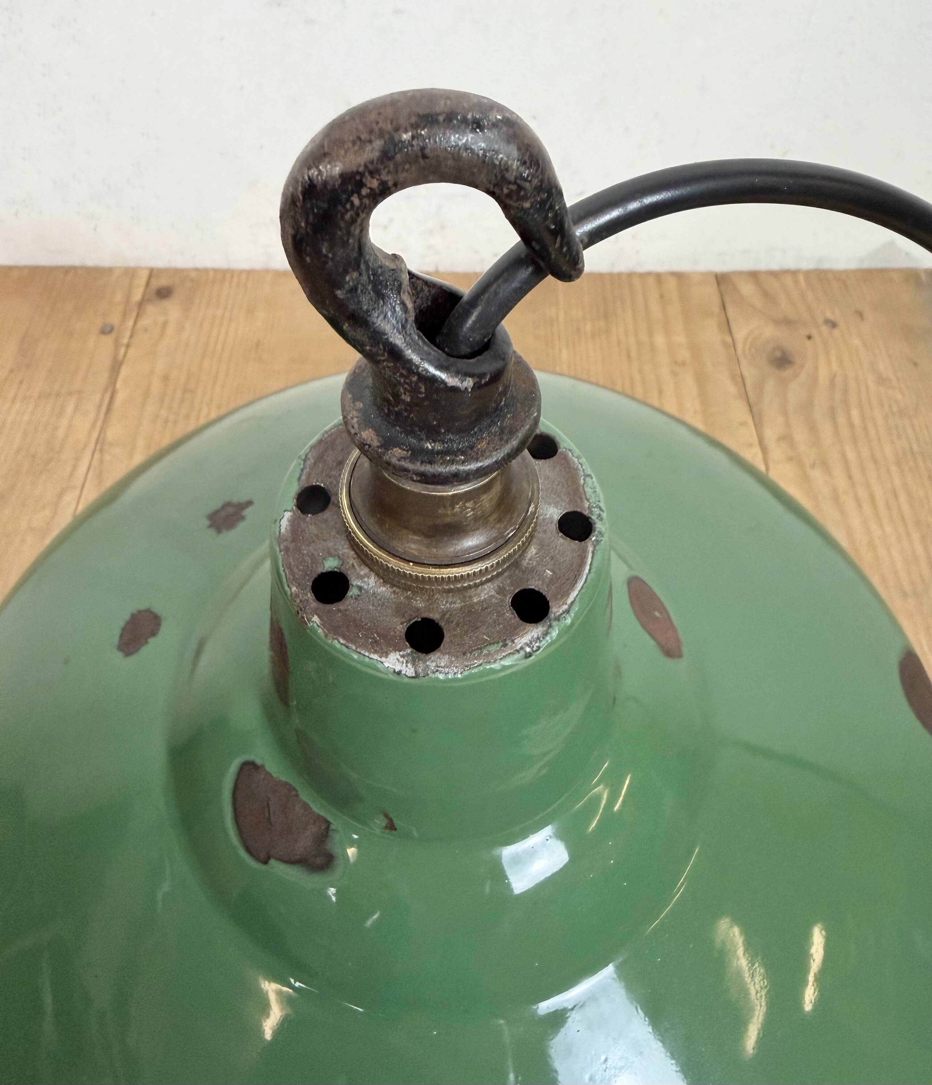 Lampe suspendue en émail vert britannique industriel, années 1960