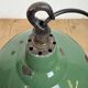 Lampe suspendue en émail vert britannique industriel, années 1960
