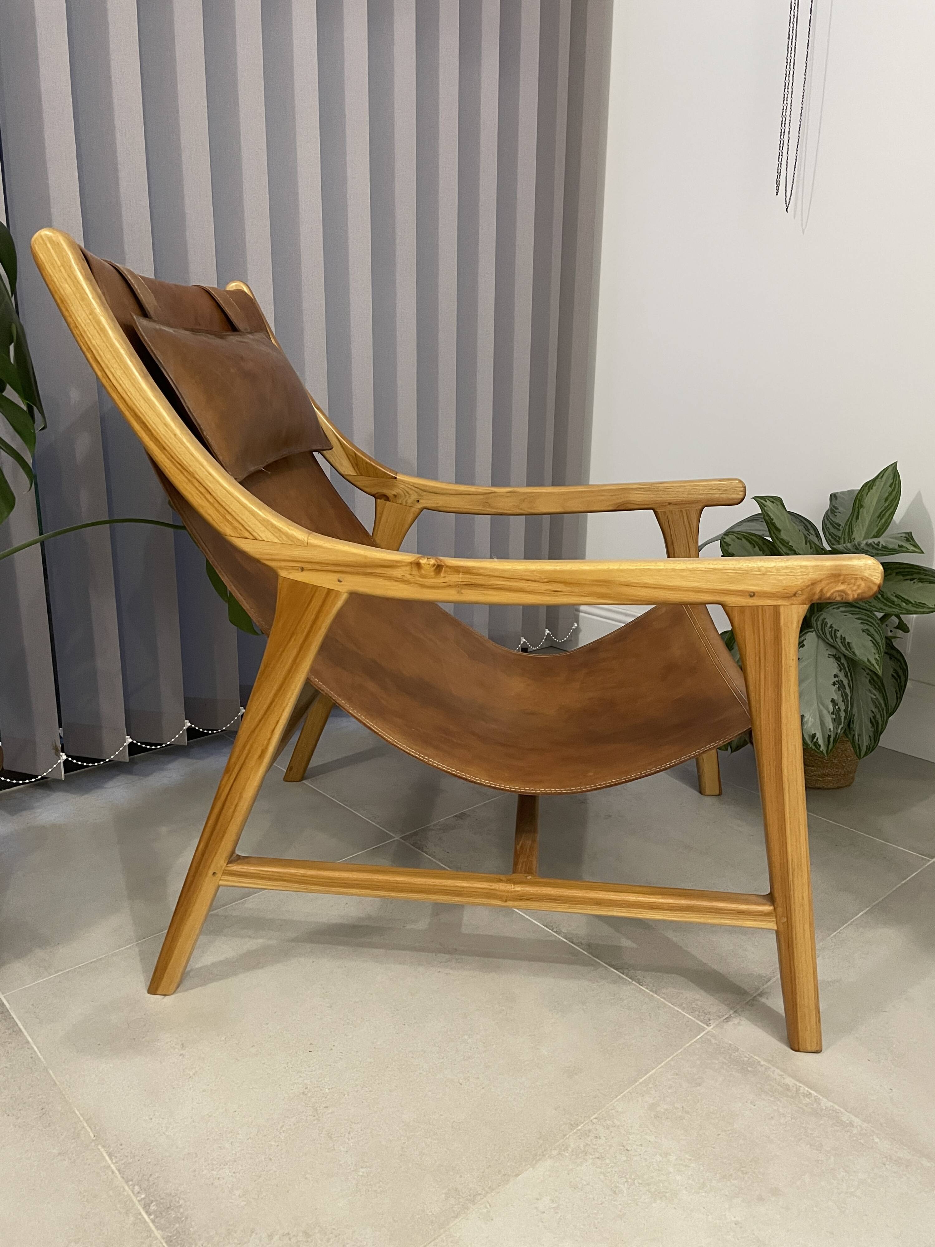 Colonial armchair in leather and wood