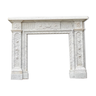 Cheminée de style Louis XVl en marbre blanc de carrare