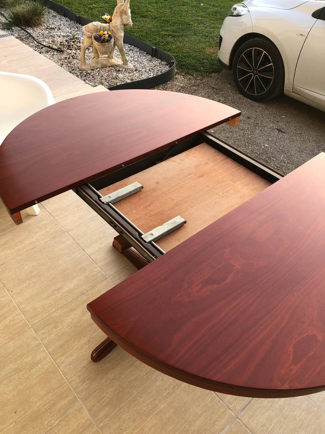 Baumann extendable round table