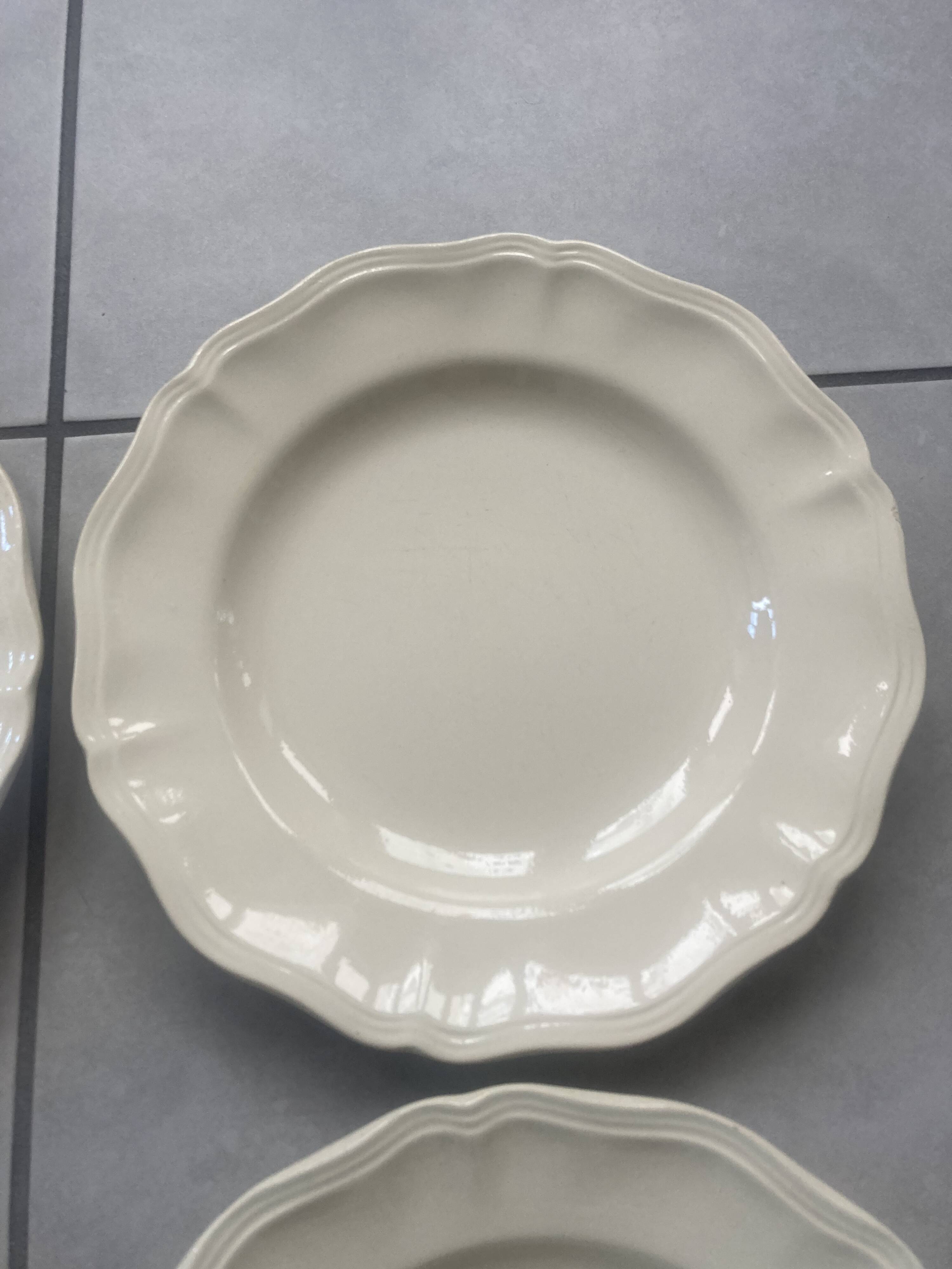 Set of 5 Digoin Sarreguemines plain ivory plates with gadroons