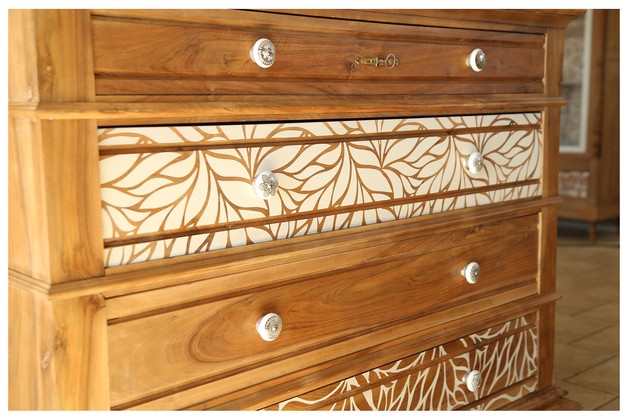 Walnut chest of drawers